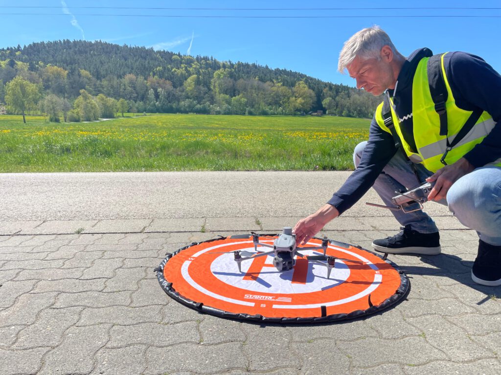 Markus Gerngroß, Gründer von PRODRONEER, bereitet eine Drohne für den Vermessungseinsatz vor“.