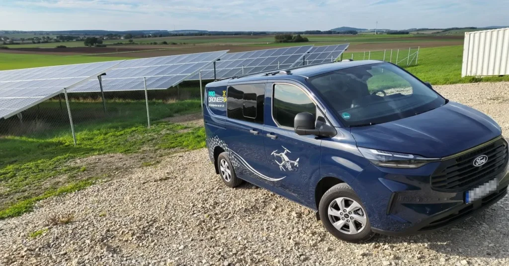 PRODRONEER-Einsatzfahrzeug bei der PV-Inspektion eines Solarparks